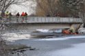 Hund und Person Eiseinbruch Koeln Fuehlinger See P022